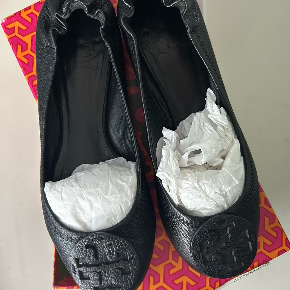 Size 7 Tory Burch Black Textured Flats with box